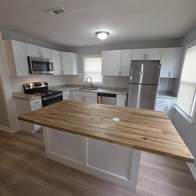 Foto del edificio - Rental ready Corner Lot with a Spacious 3 bedrooms and 2 full baths in Willis Ave in Independence...