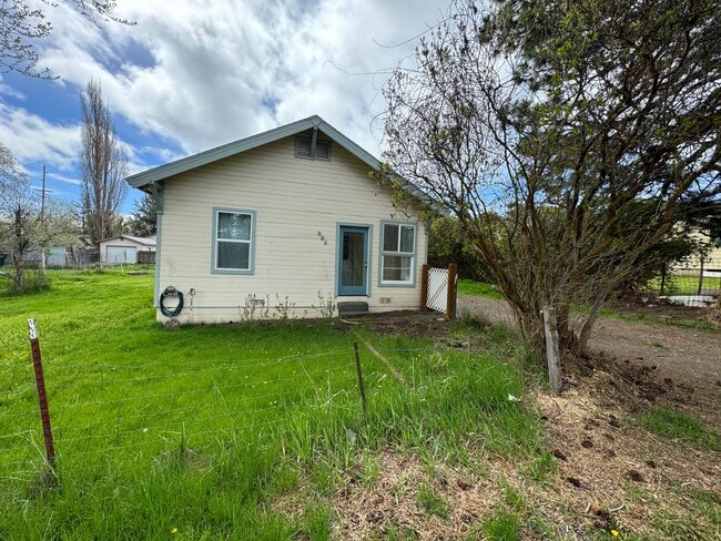 Building Photo - 3 bed 1 bath house with large yard/garden area