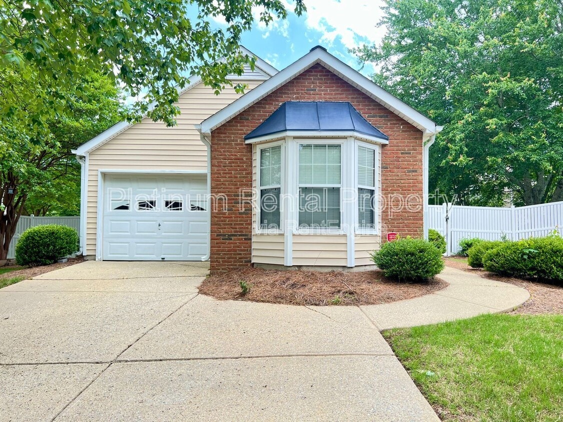 Primary Photo - 725 Avening Ct