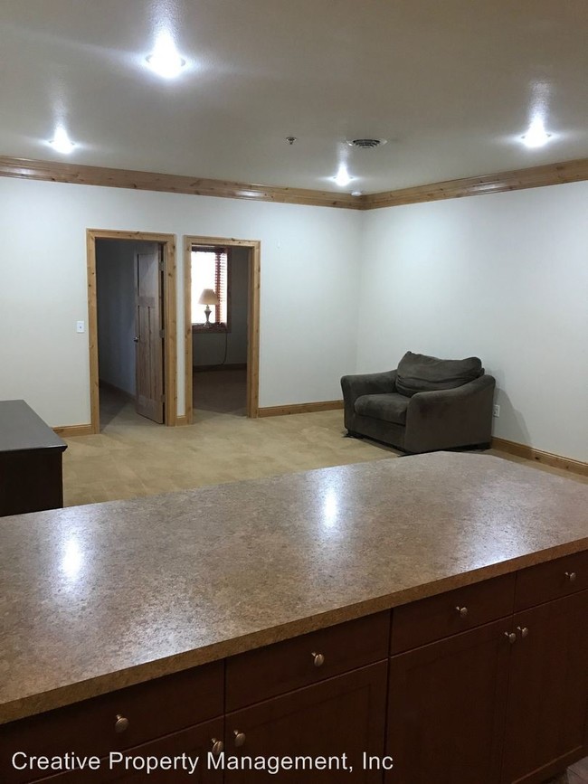 Building Photo - 604 W Burdick Expy