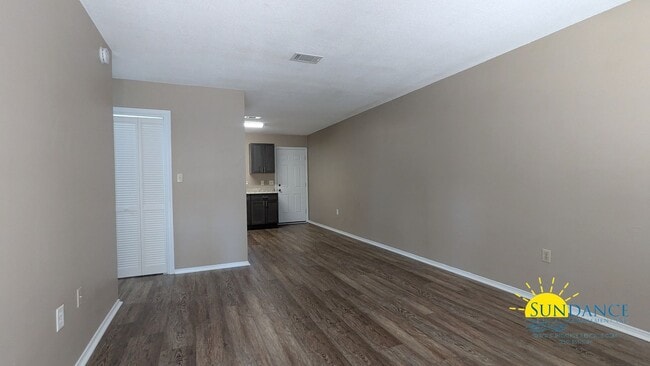 Building Photo - Cozy 2 Bedroom, 1 Bath End Unit in Fort Wa...