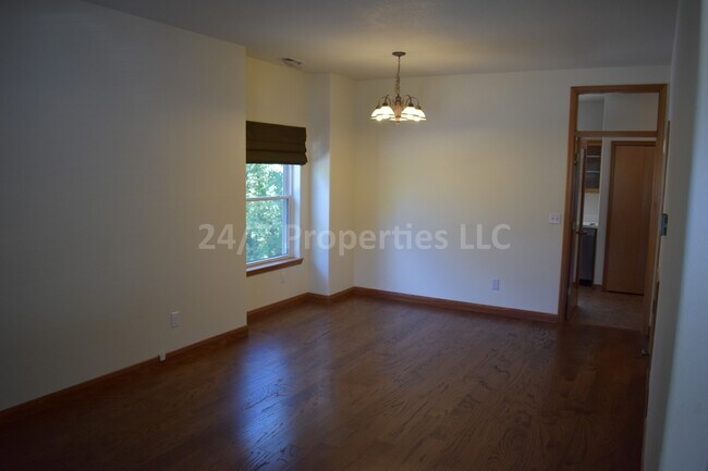 Foto del edificio - Beautiful 3 BD | 2.5 BA Duplex in Wine Cou...
