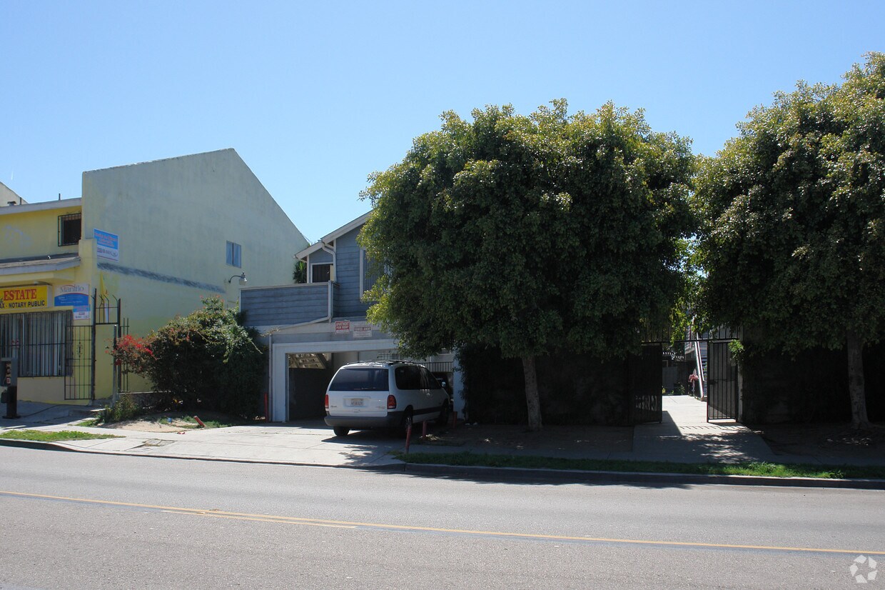 Building Photo - National View Apartments