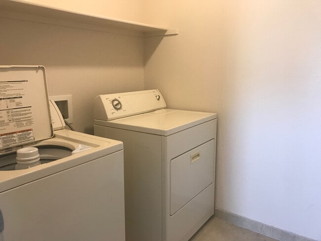 Building Photo - Great newer 2/3 close to everything