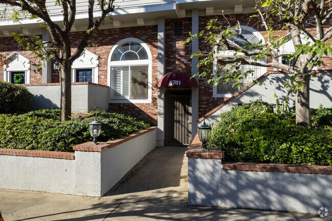 Foto del edificio - 8741 Darby Ave