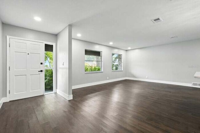 Foto del edificio - Beautiful 3 Bedroom House in Quiet Port Or...