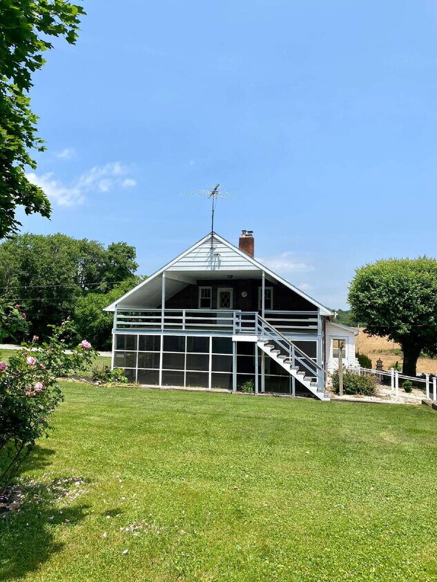 Primary Photo - 1 Bed 1 Bath Apartment in Peaceful Setting