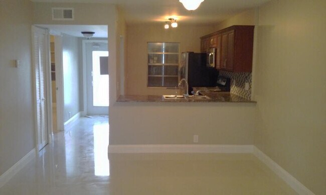 Foto del edificio - 140 Lake Meryl Dr
