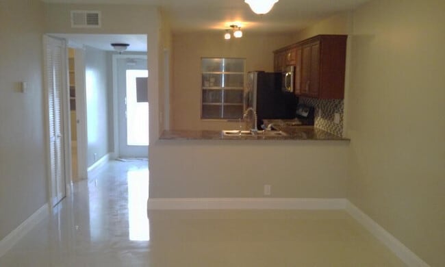 Building Photo - 140 Lake Meryl Dr