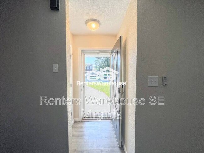 Building Photo - 3112 Ashlawn Terrace