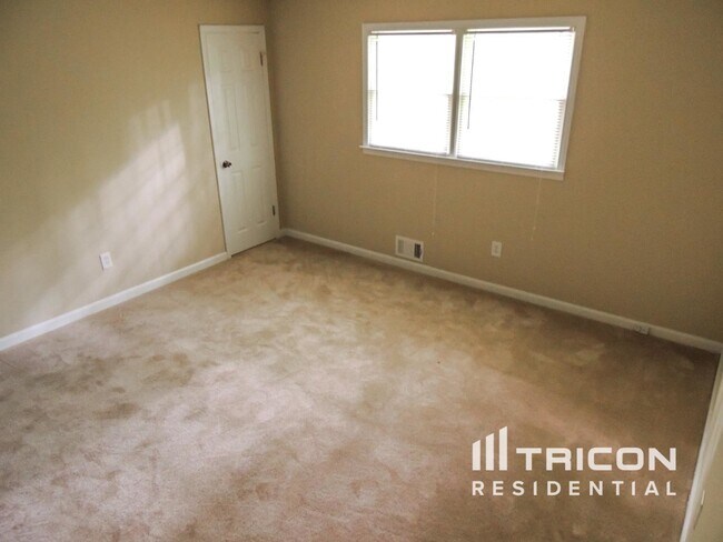 Building Photo - 6883 Lakeshore Dr