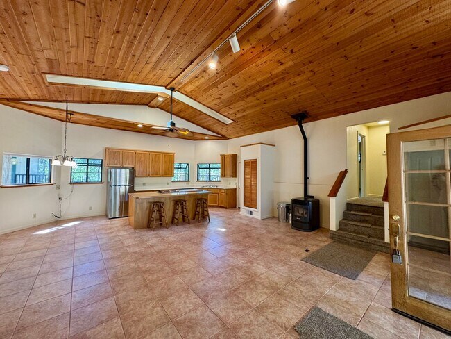 Foto del edificio - Spacious 3-bedroom, 2-bath multi-family home