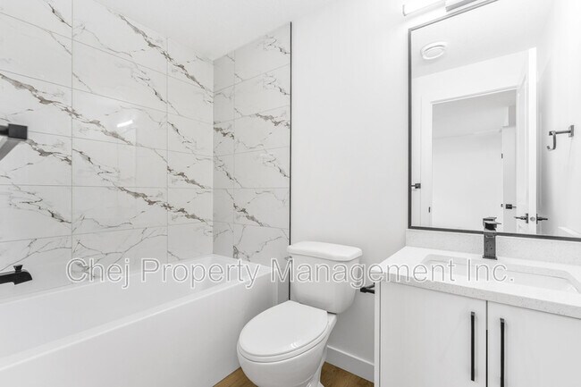 Photo du bâtiment - 15935-15106 106 Ave NW