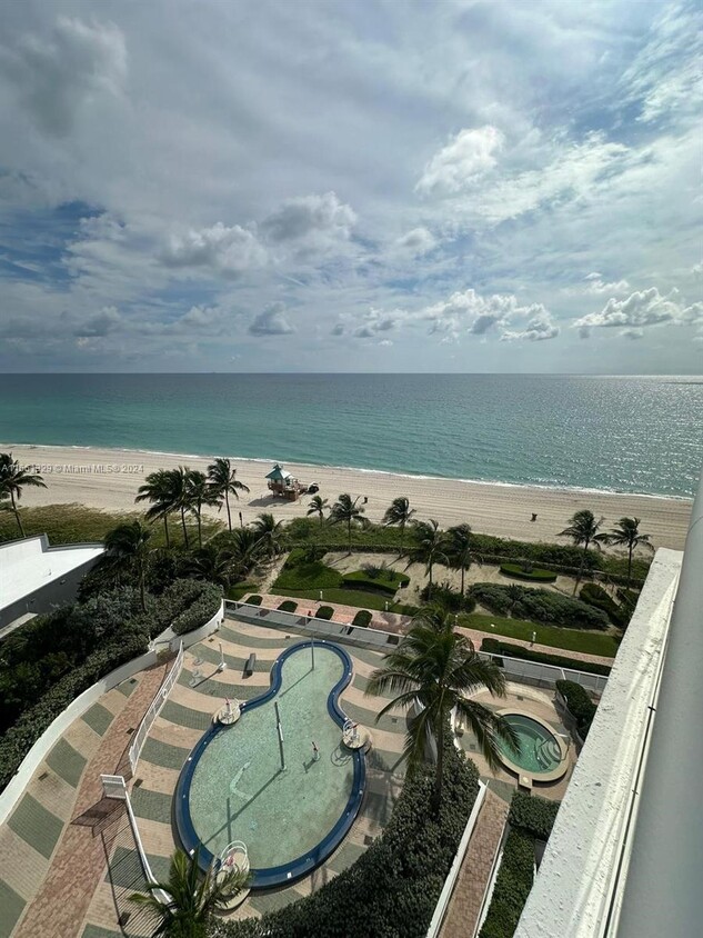 Foto principal - 18201 Collins Ave