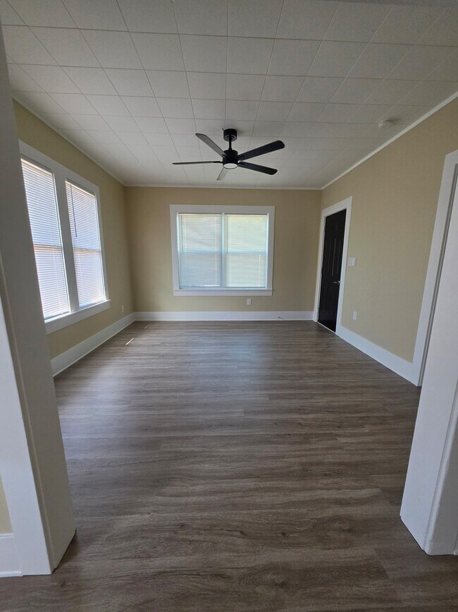 Foto del edificio - 700 Burleson St