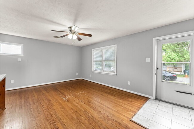 Foto del edificio - 104 N Oak Ave