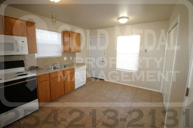 Building Photo - 4001 Madison Dr