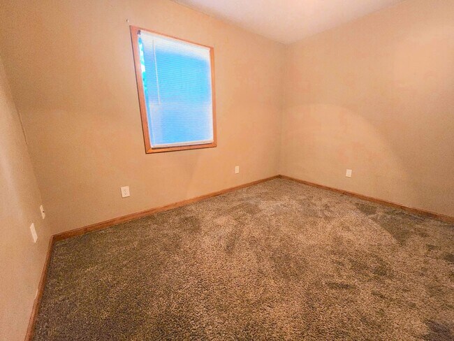 Building Photo - Cute home with amazing natural lighting! Check it out today!