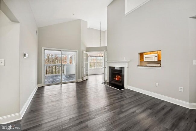 Building Photo - 6520 Lake Park Dr