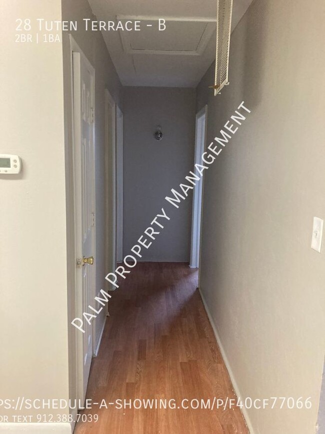 Building Photo - Updated 2 Bedroom, 1 Bathroom Duplex Apart...