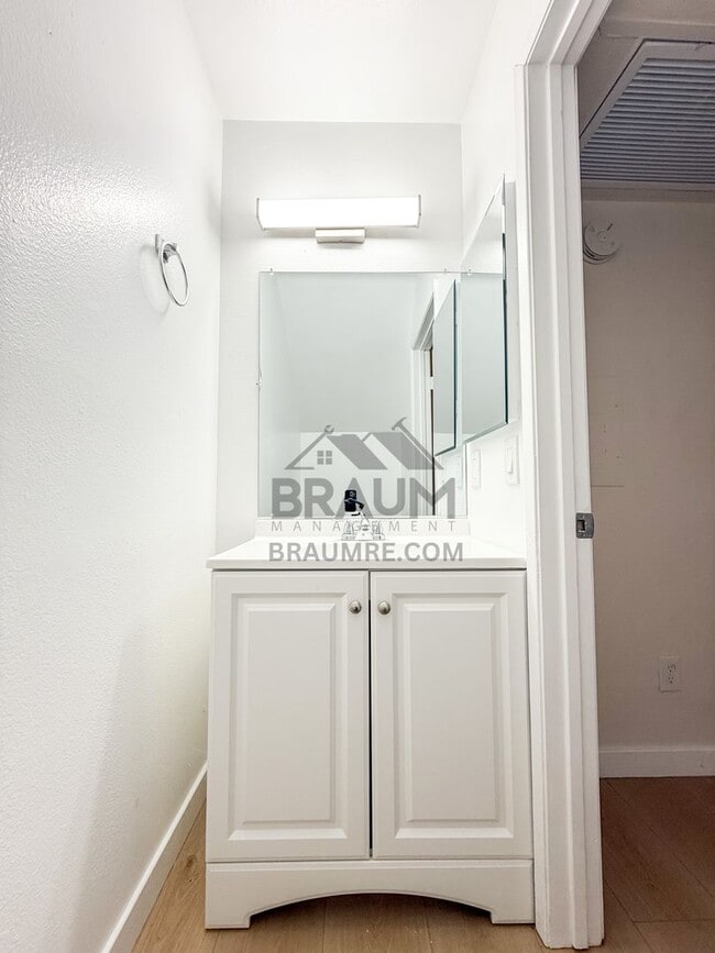 Foto del edificio - 5245 Riverton Ave