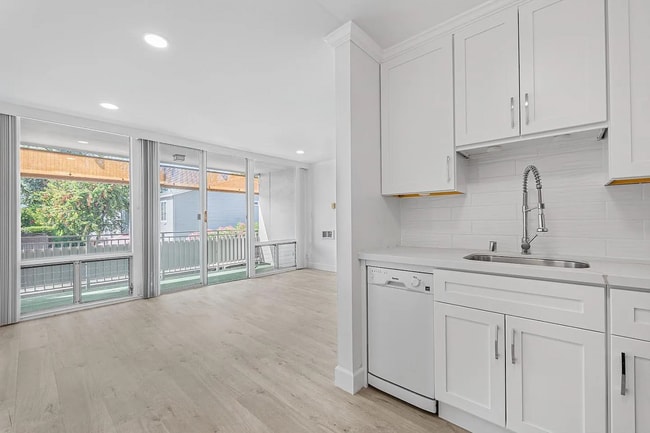 Building Photo - Welcome home to your beautiful starter hom...