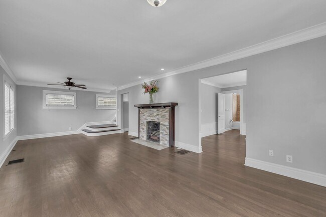 Foto del edificio - Gorgeous East Crestwood Home