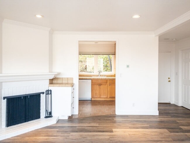 Building Photo - Stunning Bay View 1BD/1BA! Pets! Parking! On-Site Laundry! PROGRESSIVE