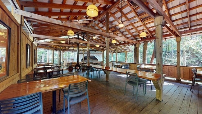 Foto del edificio - 15303 Midland Trail