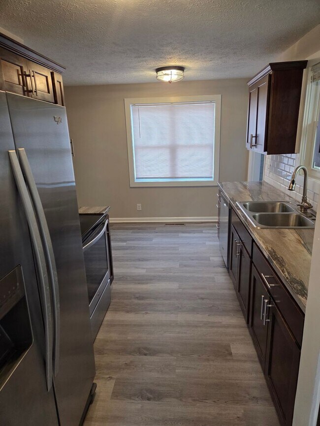 Foto del edificio - 3 bed, 1 bath, 1 car garage with fenced in backyard. District 66, right next to Aksarben!