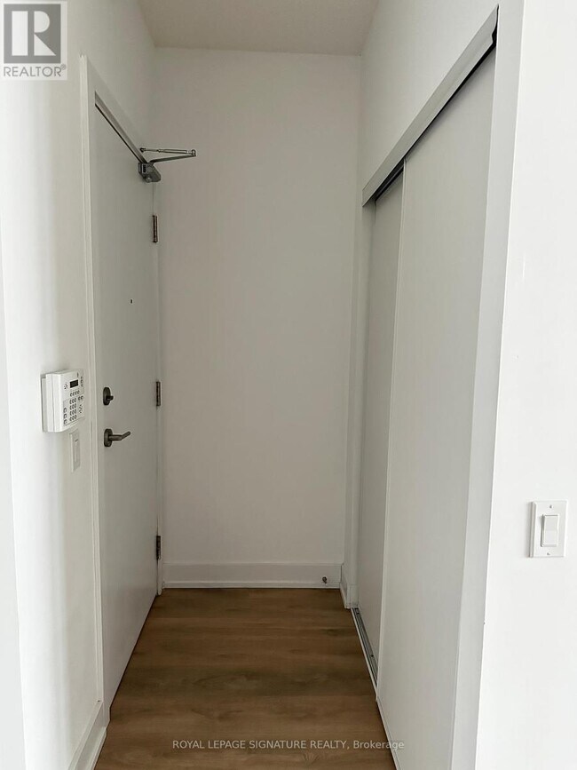 Photo du bâtiment - 128 Fairview Mall Dr