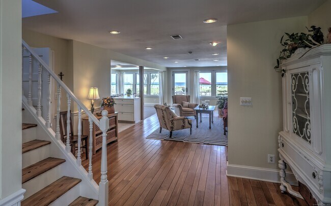 Foto del edificio - 61 Milford Point Rd