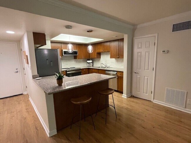Foto del edificio - 1 Bedroom 1 Bathroom Downtown Unit with Pa...