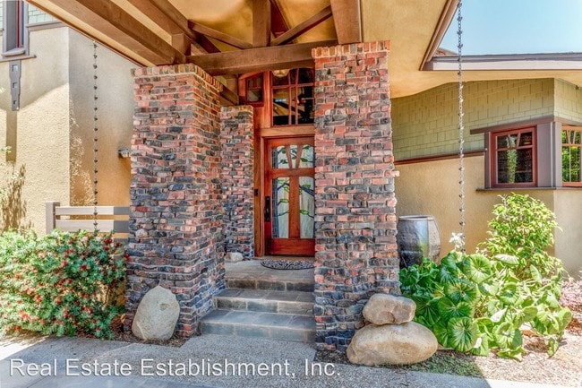 Building Photo - 6 br, 5.5 bath House - 9651 Crestview Circle