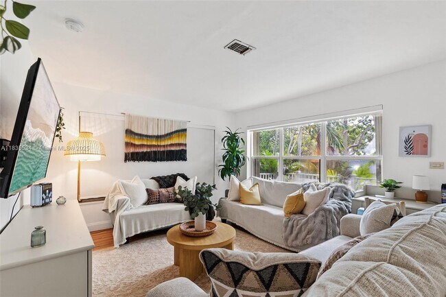 Foto del edificio - 1031 NE Little River Dr
