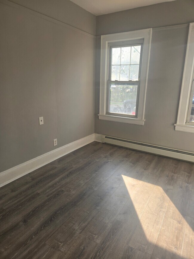 Building Photo - 565 E Elm St
