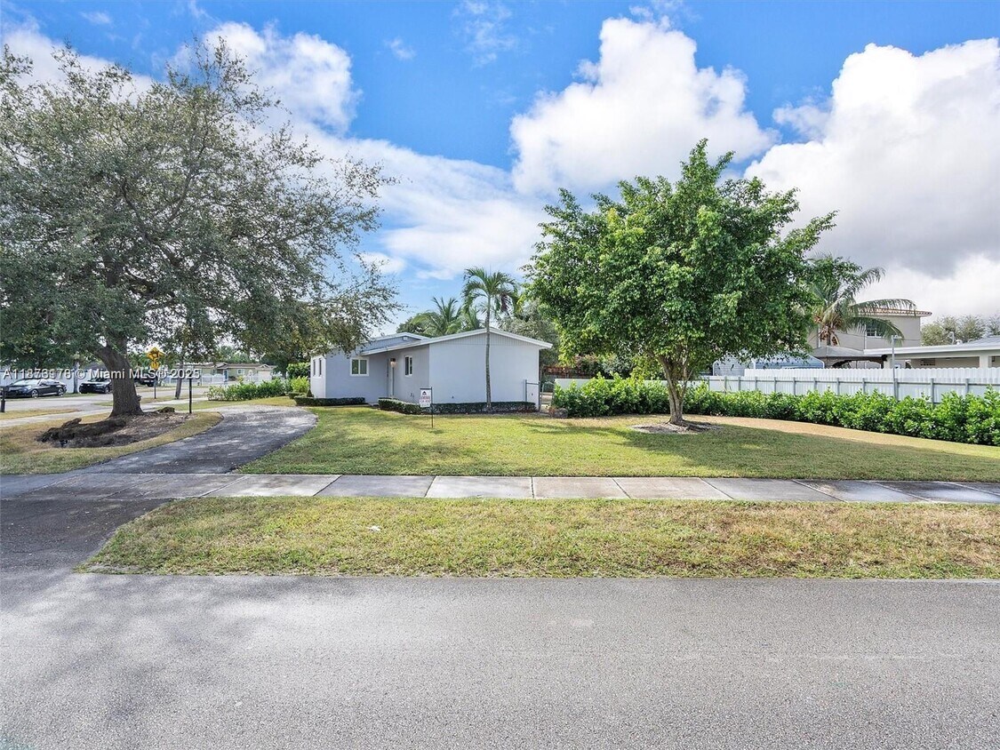 Primary Photo - 17320 NW 80th Ave