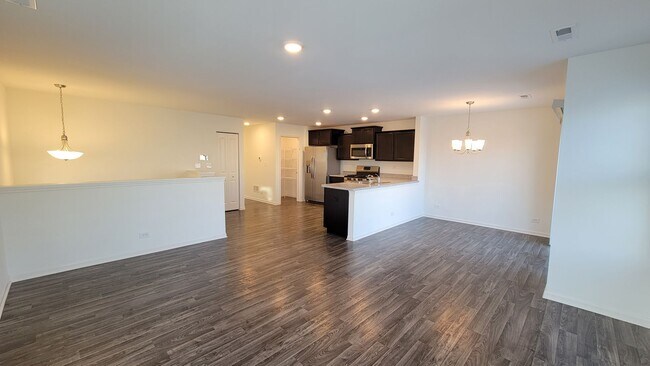 Building Photo - BEAUTIFUL 3 BEDROOM, 2 BATH ELGIN TOWNHOME!