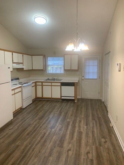 Foto del edificio - "Charming 2-Bedroom Duplex with 2 Full Bat...