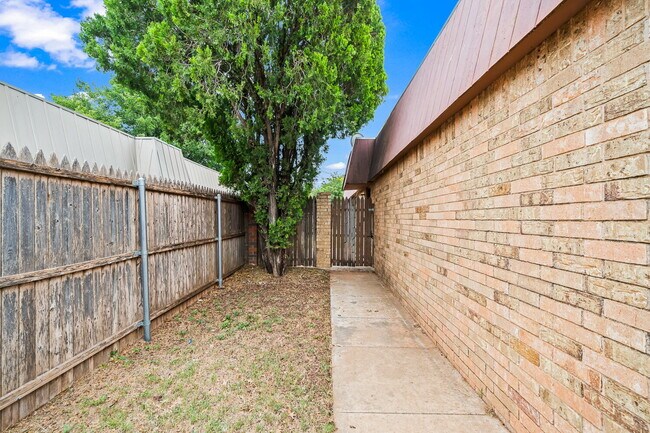 Building Photo - Updated 2 Bedroom Duplex, Minutes from Sch...