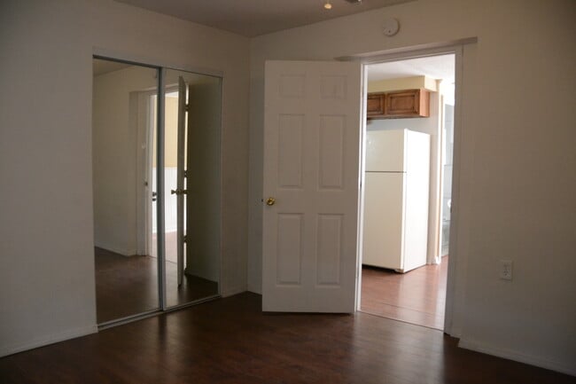 Dormitorio con puertas de espejo dobles. - 817 Bay Street