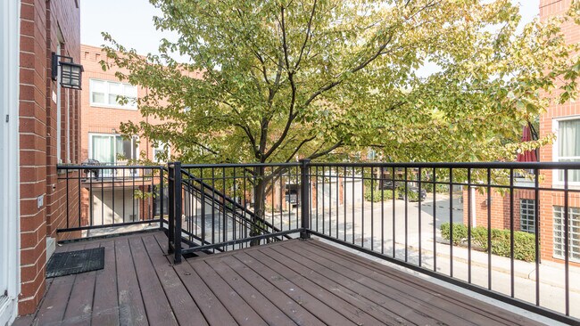 Building Photo - 1840 W Diversey Pkwy
