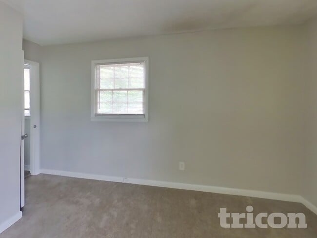 Building Photo - 887 Sheppard Way