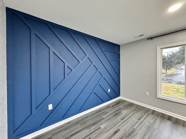 Foto del edificio - Fully-Updated 1st-Time Rental! Ready NOW! Pet Friendly w/Large, Detached Garage Workshop!