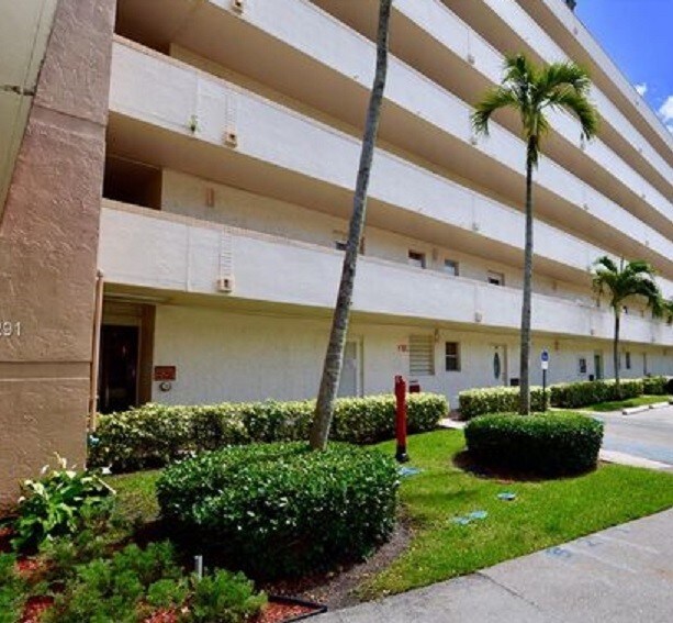 Foto principal - 8900 Washington St