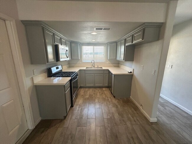Foto del edificio - 1711-1715 E Princeton Ct