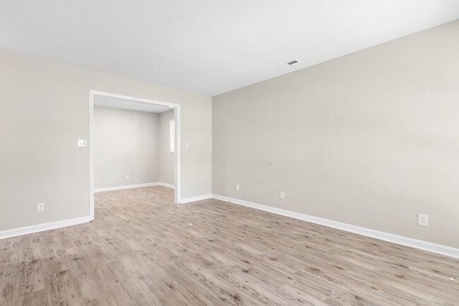 Building Photo - 211 Woodview Ave
