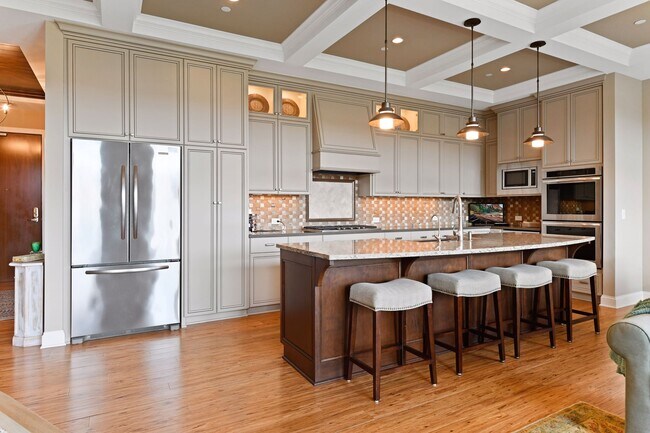 Great storage in the kitchen - 875 Lake St N