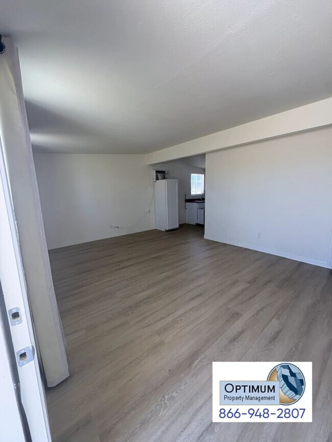 Foto del edificio - 16823-16823 Bear Valley Rd
