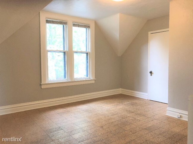 Building Photo - 2 br, 1 bath Apartment - 1206 E. Cedar Ave